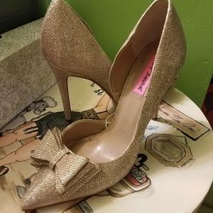 Gold heels with bow on the front
